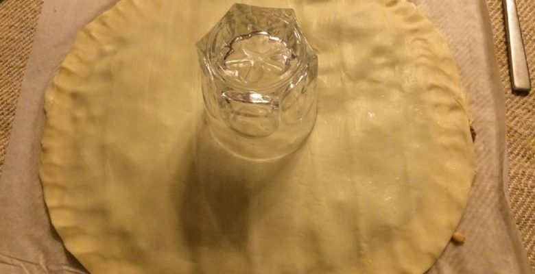 Pose un verre (7-8cm) à l'envers au centre de la pâte..