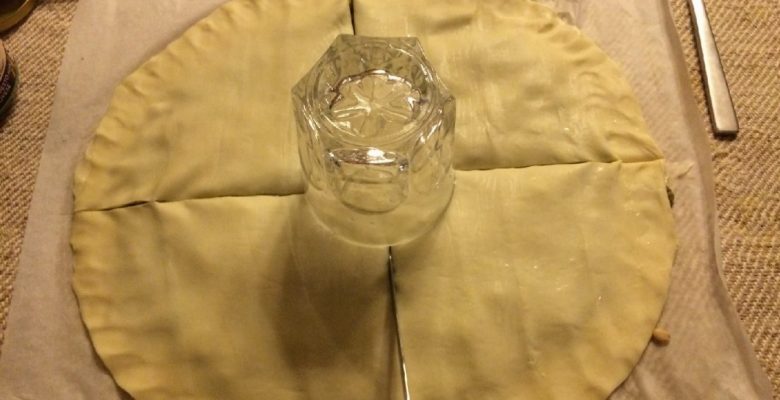 Coupe en 4 du centre (bord du verre) vers l'extérieur de la pâte.