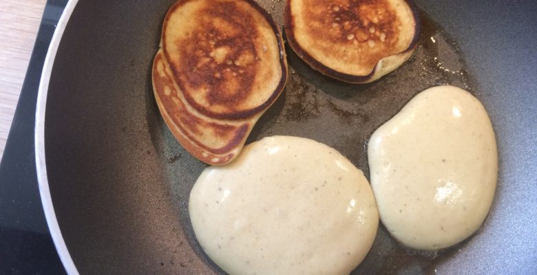 Laisse cuire minute environ, jusqu'à apparition de petites bulles sur, puis retourne les pancakes...