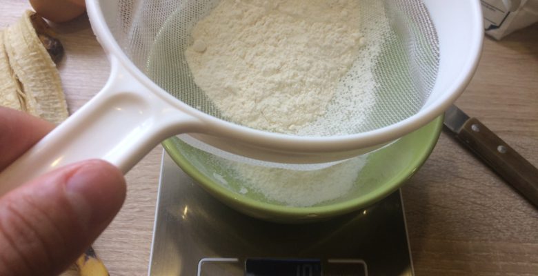 Pèse et tamise 40g de farine (blanche ou complète)...