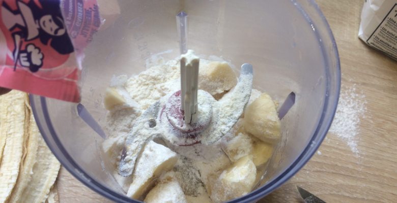Ajoute une grosse pincée de levure (ou de bicarbonate de soude - sans gluten)
