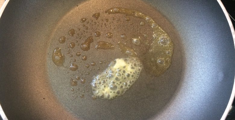 Fais chauffer une peu de matière grasse dans une poêle (beurre ou huile étalée avec un sopalin) à feu moyen/vif