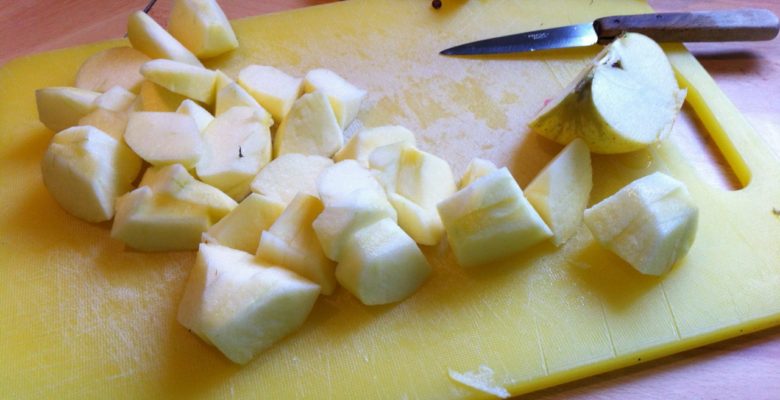 Pèle, épépine et coupe les pommes en morceaux (en lamelles ou gros dés).
