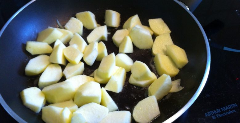 Fais dorer les dés de pommes quelques minutes à la poêle sur feu vif