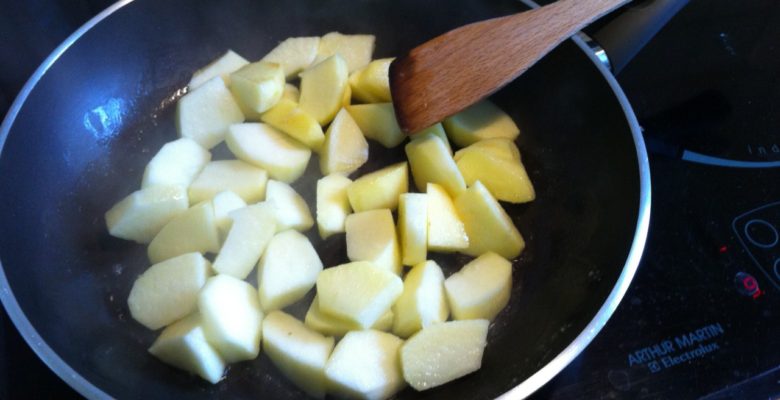 Remue régulièrement afin que ça n'attache pas et que les pommes soient bien dorées partout !