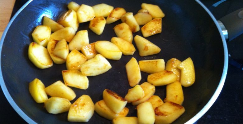 Voici des pommes bien dorées. Assaisonne-les avec sel et poivre.