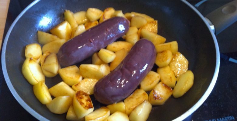 Dépose tes boudins dans la poêle, bien au chaud entourés par les pommes.