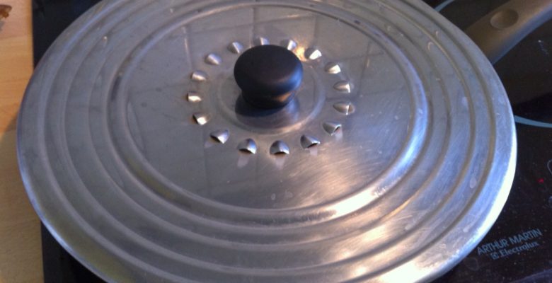 Laisse cuire à couvert à feu moyen pendant environ 5 minutes. Pense à les tourner régulièrement pour les dorer de partout.
