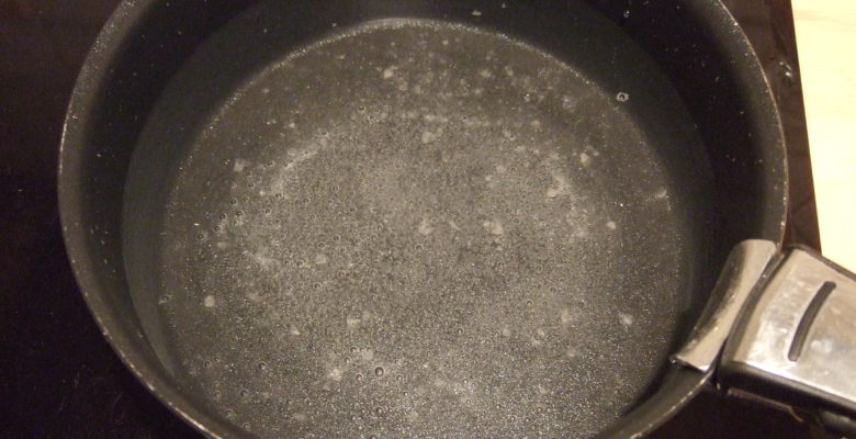 Remplis une grande casserole avec un grand volume d'eau salée.