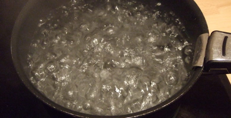 Fais bouillir l'eau à feu vif.