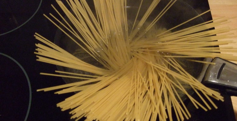 verse tes pâtes dans la casserole.