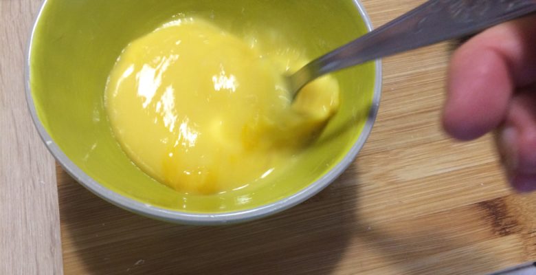Bats l'oeuf en omelette.