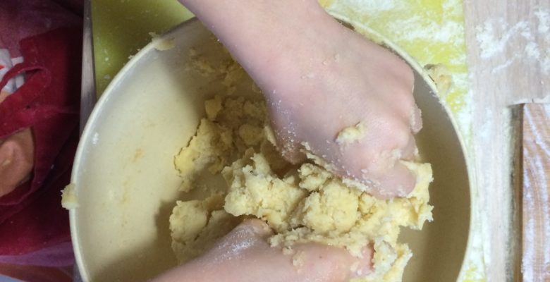 ... pour bien tout incorporer à la pâte (ça colle)...