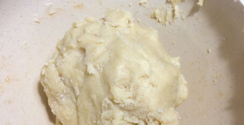 ... jusqu'à obtenir une boule homogène et encore un peu collante.