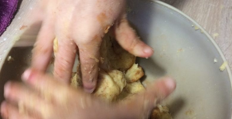 Travaille encore ta pâte pour bien incorporer les épices dedans.
