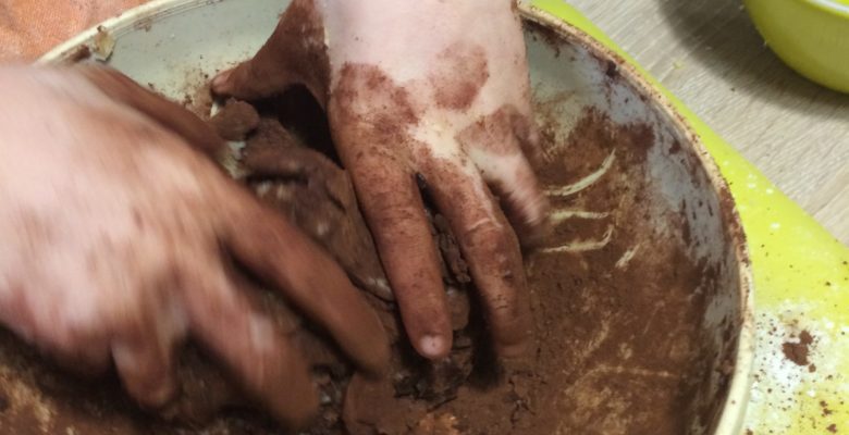 Travaille encore ta pâte pour bien incorporer le cacao dedans.