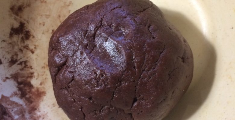 Voilà une belle boule de pâte au cacao !