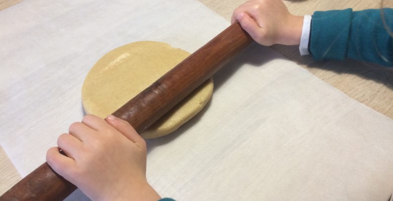 Tape sur la pâte pour l'assouplir un peu si besoin puis étale-la...