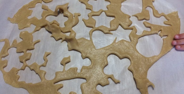 Reforme une boule de pâte avec les chutes et recommence tant qu'il reste de la pâte.
