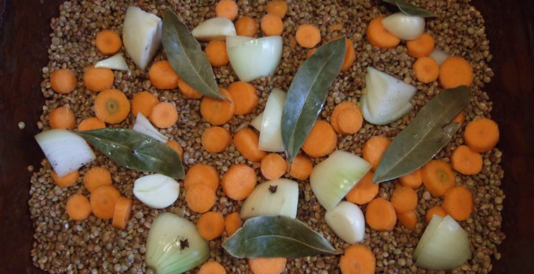 Ajoute les légumes : carottes, oignon, ail et feuilles de laurier.