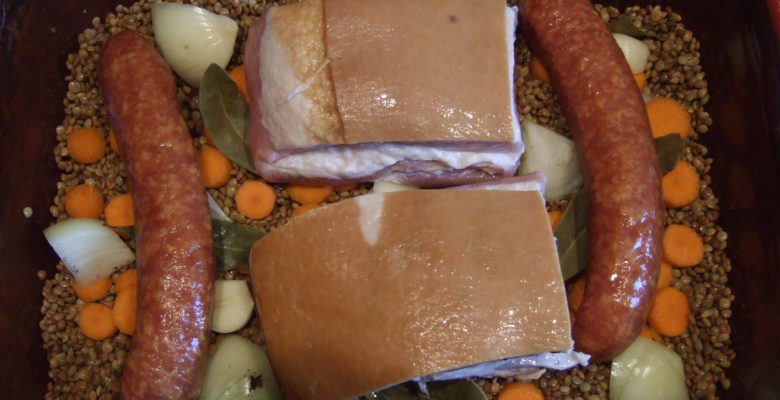 Ajoute la viande : saucisses et lard.