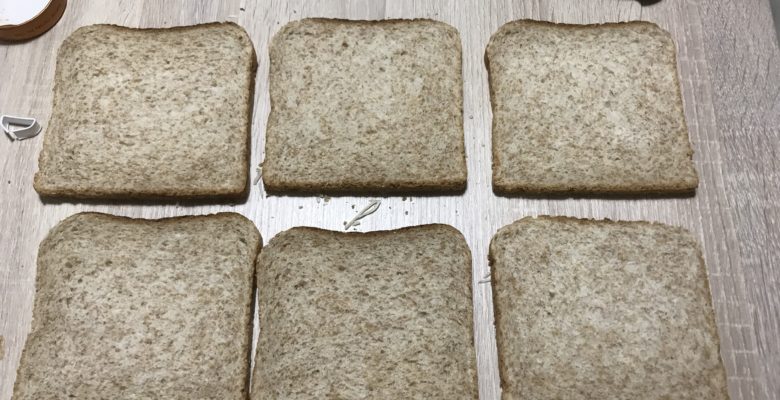 Pose les tranches de pain de mie à plat, deux par deux.