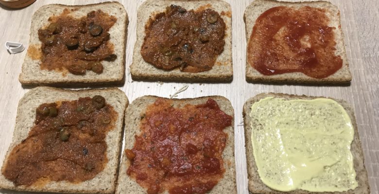 Tartine chaque tranche avec une sauce de ton choix : sois créatif !