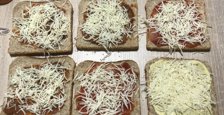 Saupoudre chaque tranche avec du gruyère râpé.