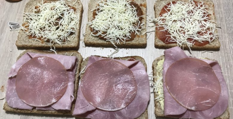 Ajoute une tranche de jambon et/ou du bacon sur la tranche du bas.