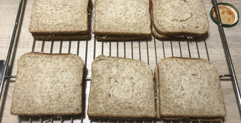 Dépose les sandwichs sur la grille du four.