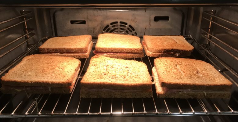 Laisse cuire 8 à 10 minutes environ jusqu'à ce que le croque-monsieur soient bien dorés.