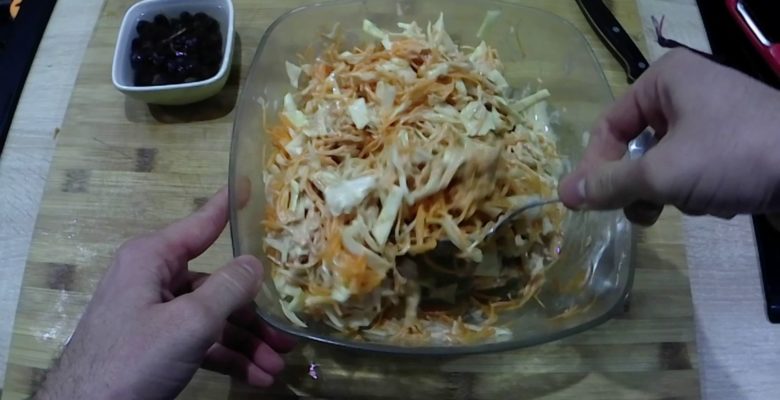 Mélange bien la sauce dans les légumes
