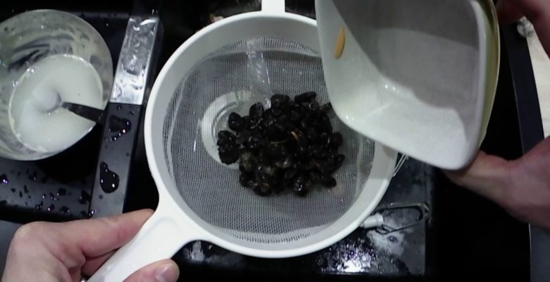 Si besoin : égoutte les raisins secs qui ont trempé