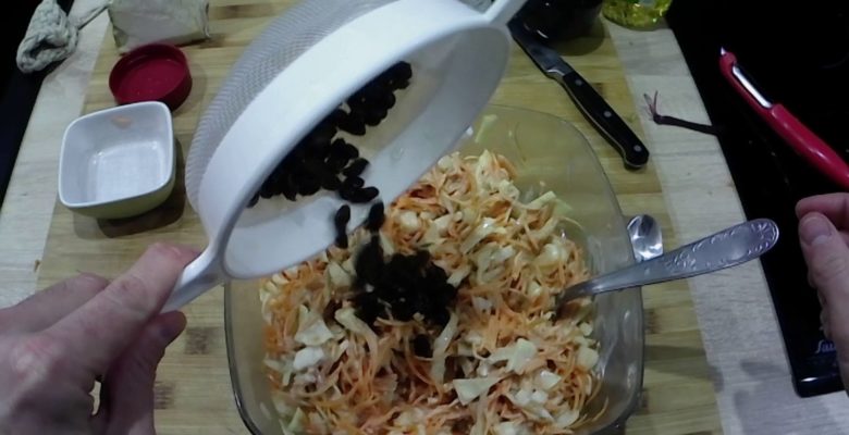 Et ajoute les raisins secs dans la préparation