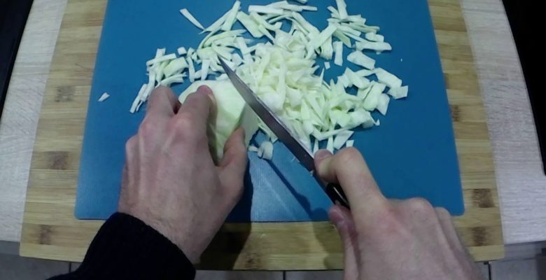 Émince le chou blanc finement...