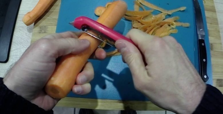 Épluche les carottes...