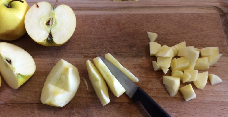 Épluche et coupe les pommes en petits dés