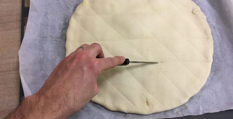 Avec un couteau pointu, dessine des motifs (sans trop appuyer !)