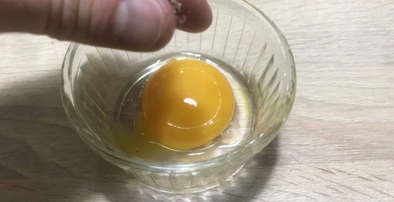 Case un jaune d'oeuf dans un récipient, ajoute une pincée de sel...