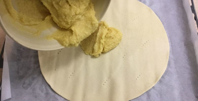 Dépose ta garniture sur la pâte.