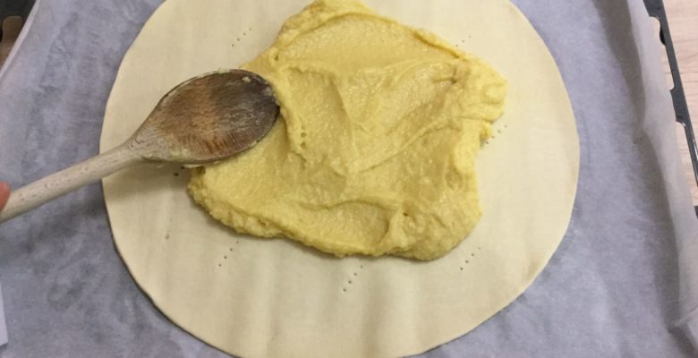 Etale la garniture avec une spatule...
