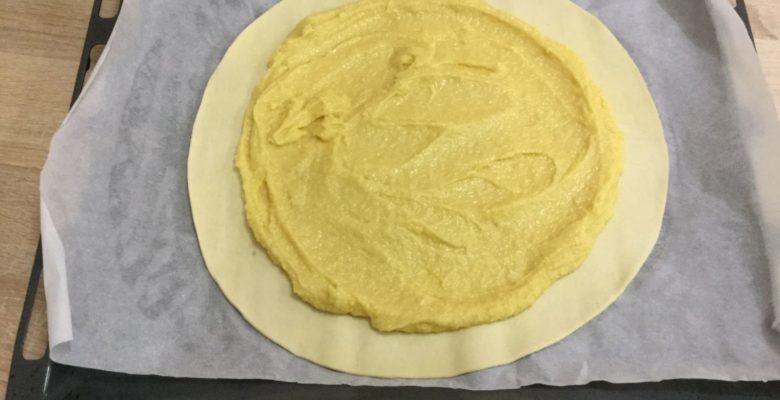 ... de manière homogène et en laissant 2 ou 3 cm sur les bords.