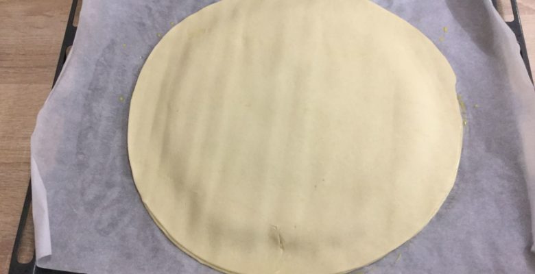 Recouvre avec une seconde pâte feuilletée, bien alignée par-dessus la première.