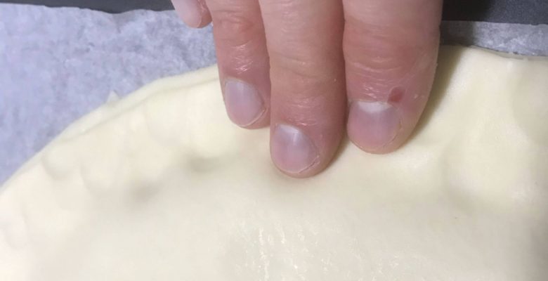 Apuuie légèrement avec tes doigts tout autour de la galette...