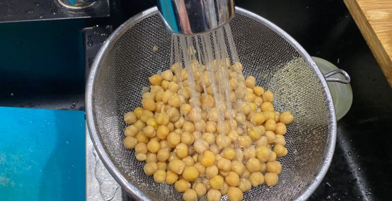 Rince et égoutte 300 g de pois chiches