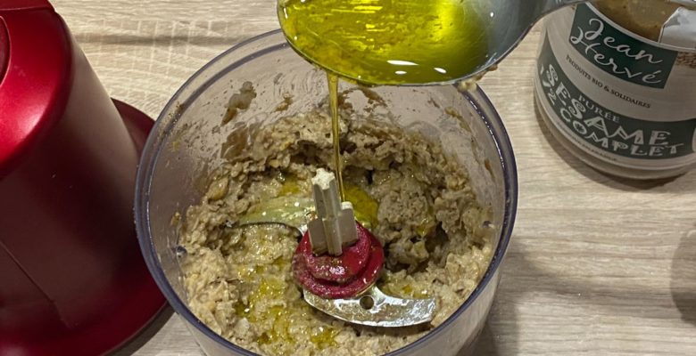 Ajoute 3 à 4 càs d'huile d'olives et mixe encore bien
