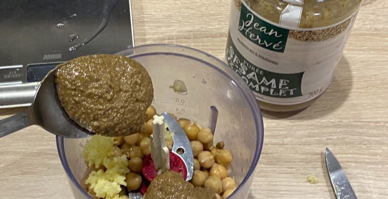 Ajoute 3 càs de purée de sésame