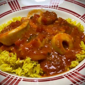 Calamars mijotés à la tomate et au lait de coco (photo)